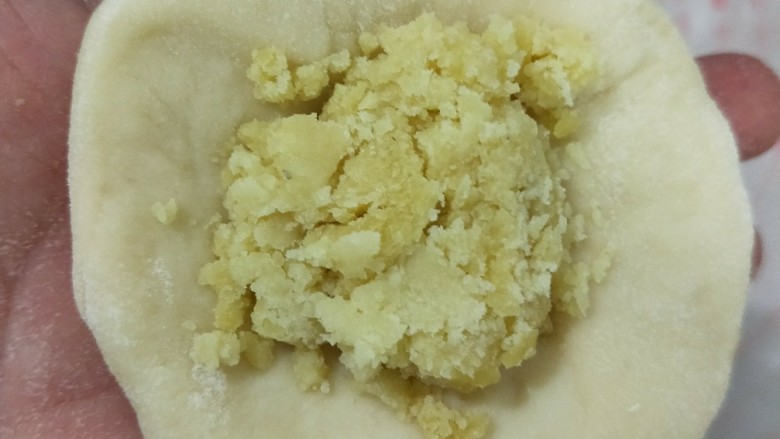 绿豆馅小餐包,然后放入适量绿豆馅,捏好。