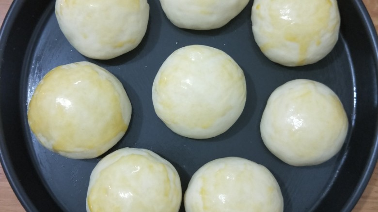 绿豆馅小餐包,然后拿出来刷一层蛋液,同时烤箱170度预热。