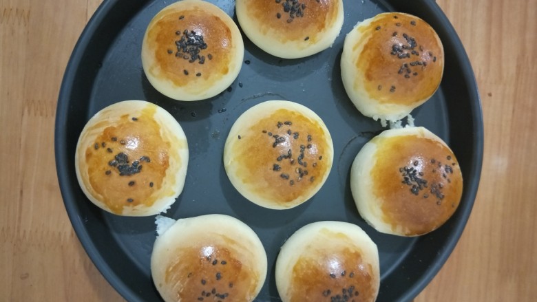 绿豆馅小餐包,再放入烤箱,上管160度,下管140度烤16分钟左右出炉。