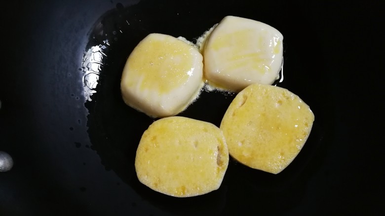 百变水果 酸甜猕猴桃夹黄金馒头,锅热放入适量红花茶油,放入馒头片中火煎至金黄