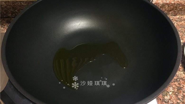 丸子乌冬面,热锅倒油烧至八成热。