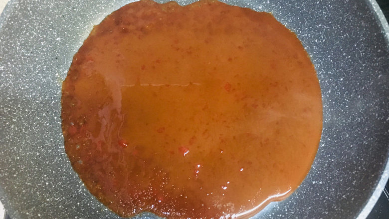 糖醋脆皮豆腐,锅中倒入调好的糖醋汁,烧至粘稠,再把盘中的豆腐倒入,让豆腐都裹上糖醋汁。
