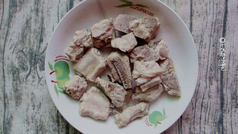 免炸版糖醋排骨,烧开水去血沫,捞出控水