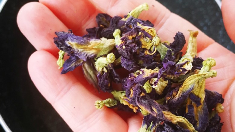 百变水果 蝶豆花蛋糕卷.百香果蓝莓馅,蝶豆花五克,80克开<a style='color:red;display:inline-block;' href='/shicai/ 156925'>水</a>泡十分钟