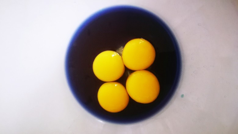 百变水果 蝶豆花蛋糕卷.百香果蓝莓馅,取四十五克蝶豆花水加入四个蛋黄,玉米油,过筛低粉
