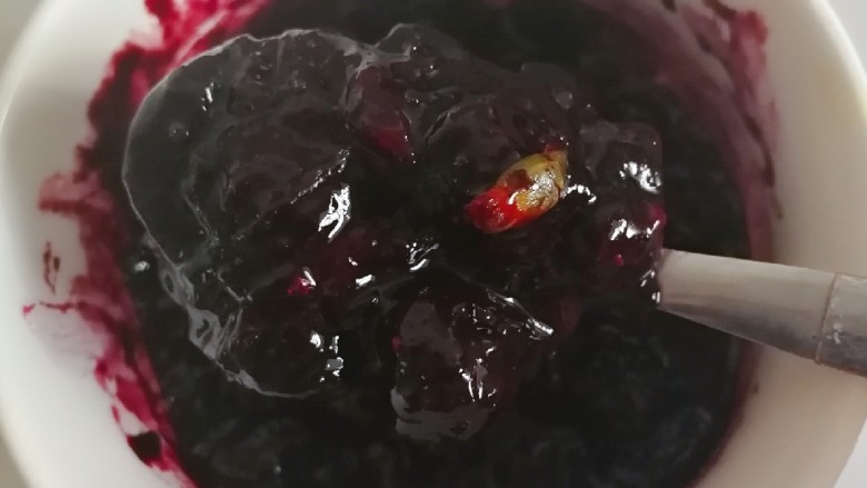 百变水果 蝶豆花蛋糕卷.百香果蓝莓馅,蓝霉变的粘稠时加入百香果汁,继续搅拌一分钟左右就可以了。放凉备用