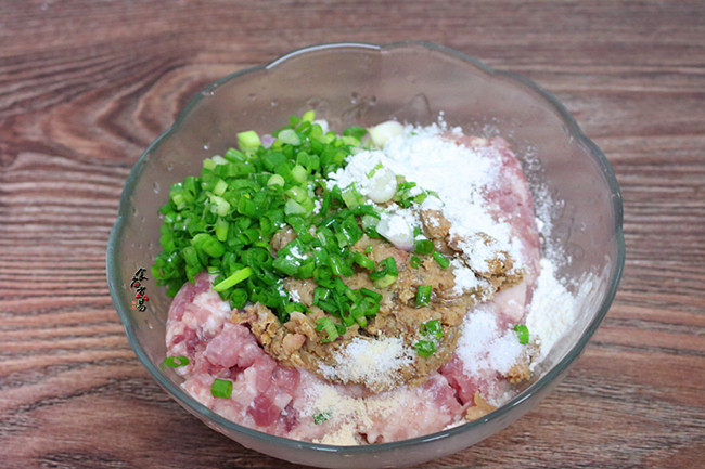 鸳鸯炖豆腐,肉糜放入碗里,马鲛咸鱼洗净放入微波炉高火叮2分钟,将鱼肉剥下来,用汤匙压碎,<a style='color:red;display:inline-block;' href='/shicai/ 157'>小葱</a>洗净切碎,同时放入肉馅里,再调入淀粉、少许香油和盐,搅拌均匀。