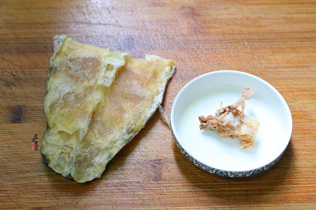 鸳鸯炖豆腐,马友鱼干洗净,切成条,马鲛咸鱼的鱼骨不要扔掉,一会放入砂锅中一起炖,整锅豆腐都香喷喷。