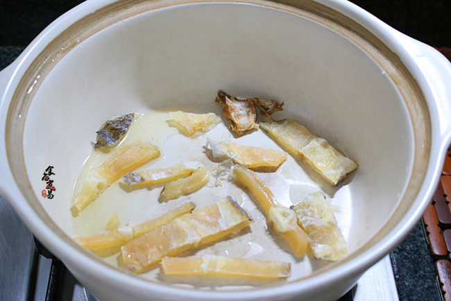 鸳鸯炖豆腐,取一个砂锅,倒入食用油,锅底里铺上马友鱼。