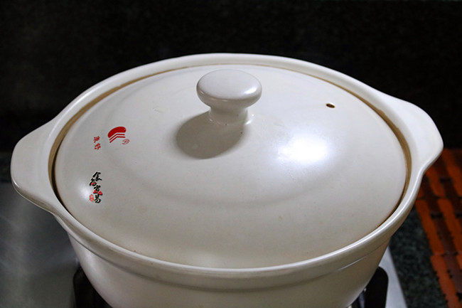 鸳鸯炖豆腐,遮上锅盖,大火煮开后调成小火,慢炖30分钟左右。