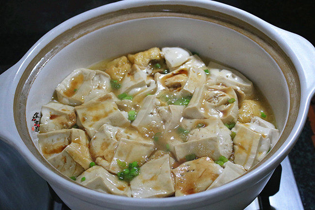 鸳鸯炖豆腐,舀点汤汁淋在上面,即可关火。