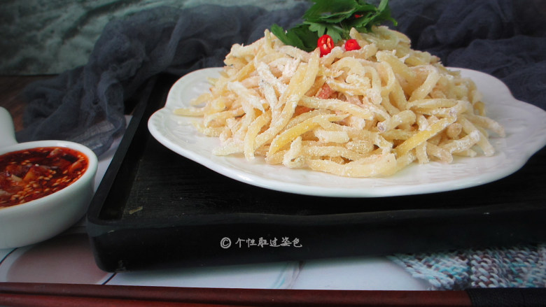 粉蒸土豆丝,蒸锅加入水,煮至沸腾,然后把拌匀面粉的土豆丝放入蒸锅,蒸10分钟,蒸好的土豆丝取出放在大的容器里晾凉,未凉的时候不要动它。
晾凉了土豆丝后,可以用筷子把它拨散