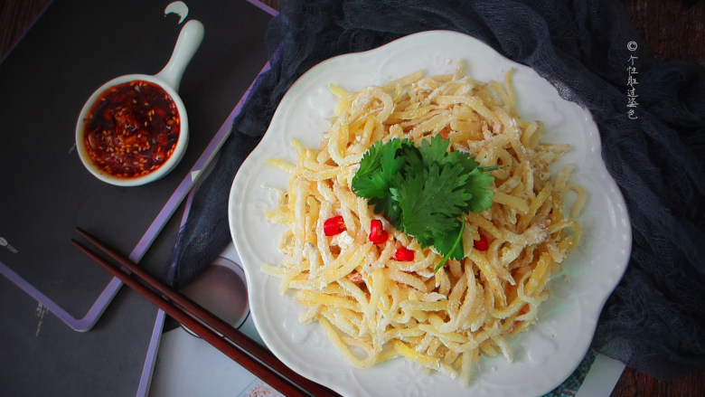 粉蒸土豆丝,不需要守在炉灶边翻炒,非常简单