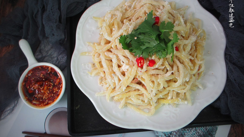 粉蒸土豆丝,粉蒸菜保留了食材的原本味道,而且无油很低脂