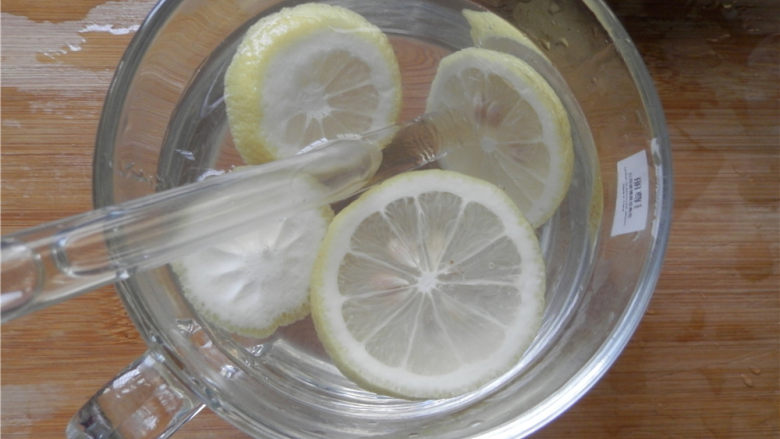 蜂蜜柠檬水,加入温水,搅匀。