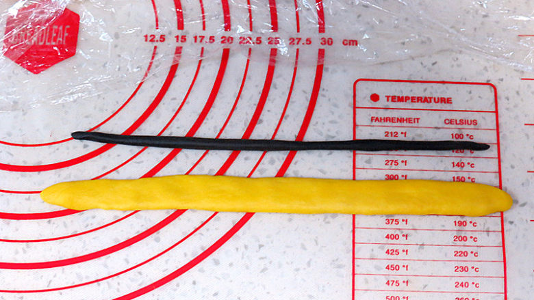 朵朵花开滴【花朵插画吐司】,开始组合。黑色的面团搓成和模具一样的长度；黄色的面团擀成长方形面片，长度和黑色的一样，宽度是黑色的周长