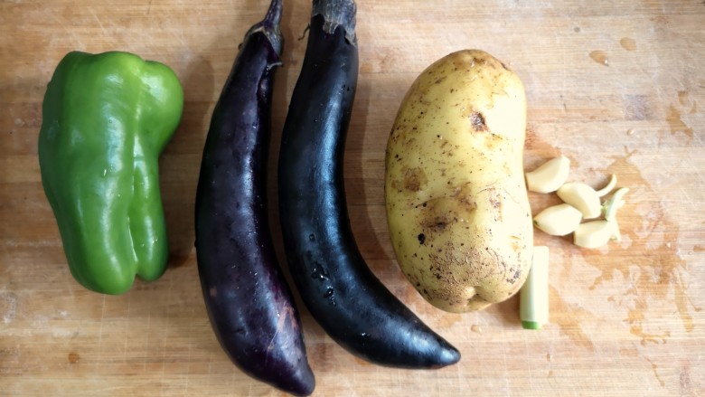 百吃不厌的下饭菜——地三鲜（免油炸健康版）,准备食材。