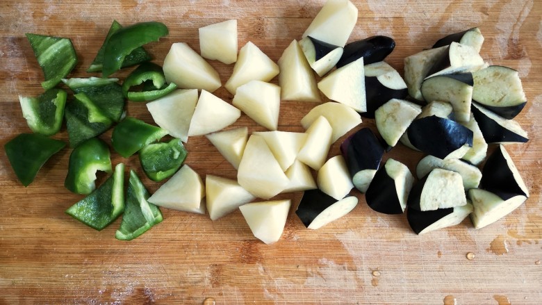 百吃不厌的下饭菜——地三鲜（免油炸健康版）,土豆洗净去皮，茄子、青椒洗净，都切成滚刀块，不要切的太大，不易熟。