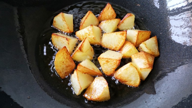 百吃不厌的下饭菜——地三鲜（免油炸健康版）,煎的时候用铲子多翻动一下（不要粘锅底），煎至表面金黄微焦沥油盛出备用。