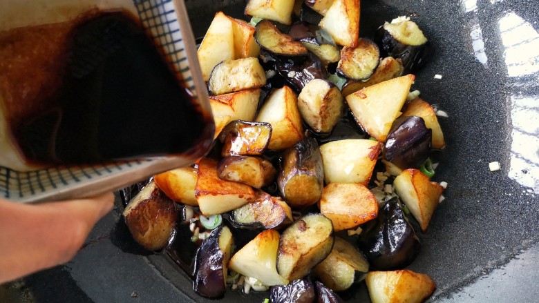 百吃不厌的下饭菜——地三鲜（免油炸健康版）,