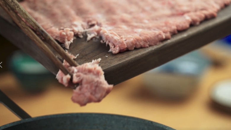 敲肉羹,再将敲打好的肉片用筷子拨开一块块下入锅中,而后边搅拌边倒入水淀粉1小碗