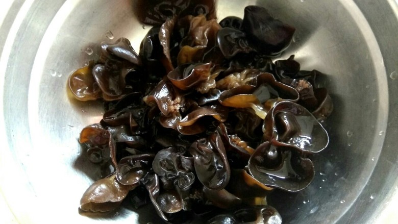 五花肉木耳炒豆腐,<a style='color:red;display:inline-block;' href='/shicai/ 233'>木耳</a>提前泡发,洗净