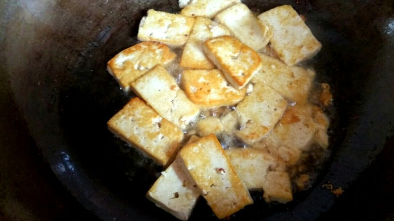 五花肉木耳炒豆腐,豆腐一面煎至金黄,翻面,把另一面煎至金黄,盛出待用