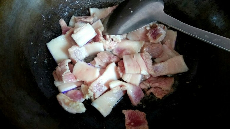 五花肉木耳炒豆腐,煎豆腐剩下的油 ,放入五花肉