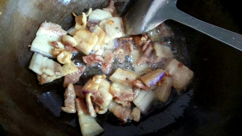 五花肉木耳炒豆腐,小火煎炒,至五花肉变焦黄