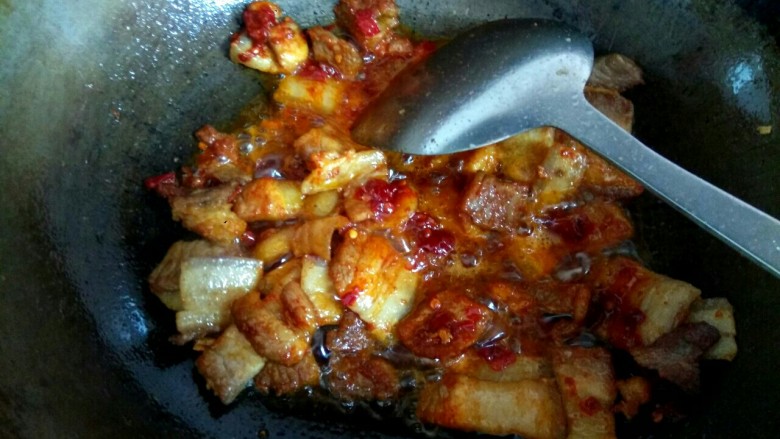 五花肉木耳炒豆腐,放入一勺<a style='color:red;display:inline-block;' href='/shicai/ 46964'>郫县豆瓣酱</a>,炒出红油