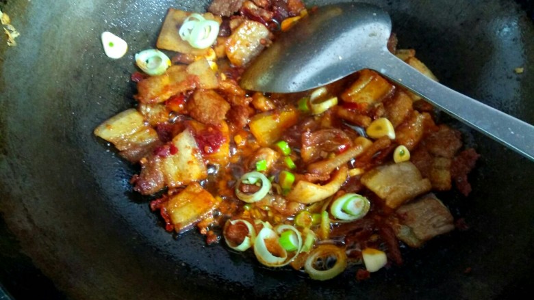 五花肉木耳炒豆腐,放入葱姜蒜翻炒出香味