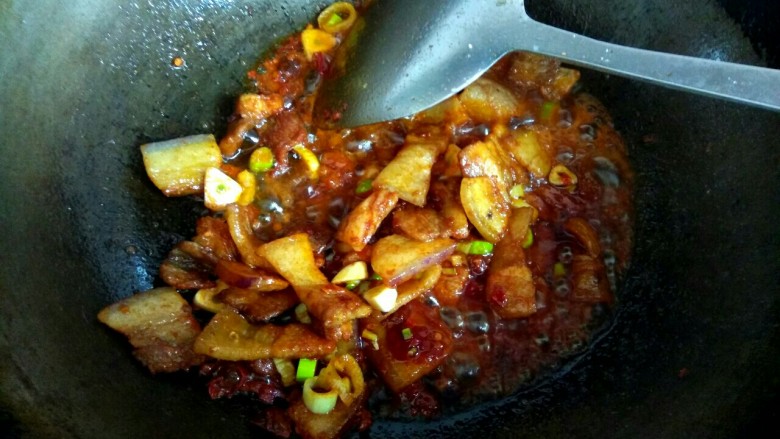 五花肉木耳炒豆腐,放入一勺酱油,半勺<a style='color:red;display:inline-block;' href='/shicai/ 10588'>糖</a>,翻炒