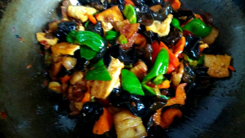五花肉木耳炒豆腐,放入适量淀粉汁,翻炒均匀出锅