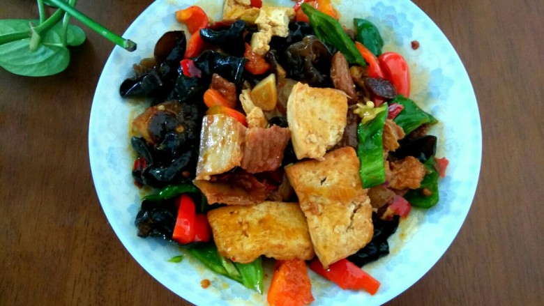 五花肉木耳炒豆腐,成品图