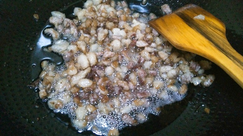 家常炒豆芽,翻炒到猪油渗出,瘦肉表面焦黄,肥肉还有油,就可以了。不要炒太久,太久就变熬猪油了