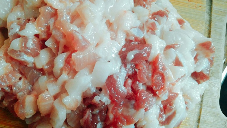 家常炒豆芽, <a style='color:red;display:inline-block;' href='/shicai/ 414'>猪肉</a>洗干净,切成粒,要选有肥有瘦的,最好选择五花肉,肥瘦相间