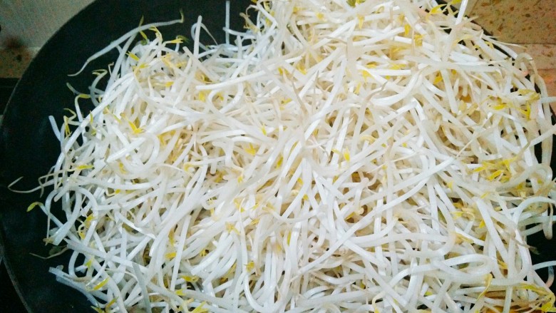 家常炒豆芽,以后倒入绿豆芽,我这是加量的,所以看起来很多