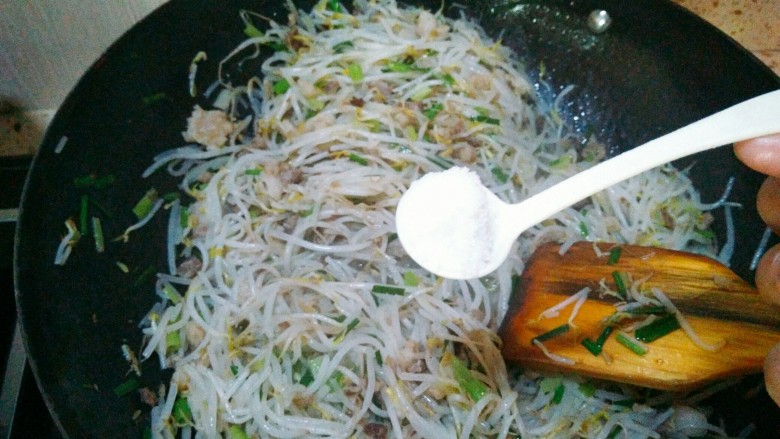 家常炒豆芽,以及盐巴,<a style='color:red;display:inline-block;' href='/shicai/ 717'>味精</a>,翻炒均匀出锅