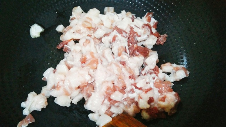 家常炒豆芽,锅中加入猪肉,不要放油,直接开中火炒,要炒出油来,利用本身的猪油炒,那才是一个香