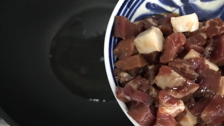 洋葱杏鲍菇孜然炒牛肉,待锅内油七分热时,下牛肉(撇去腌制过程中产生的汁水)