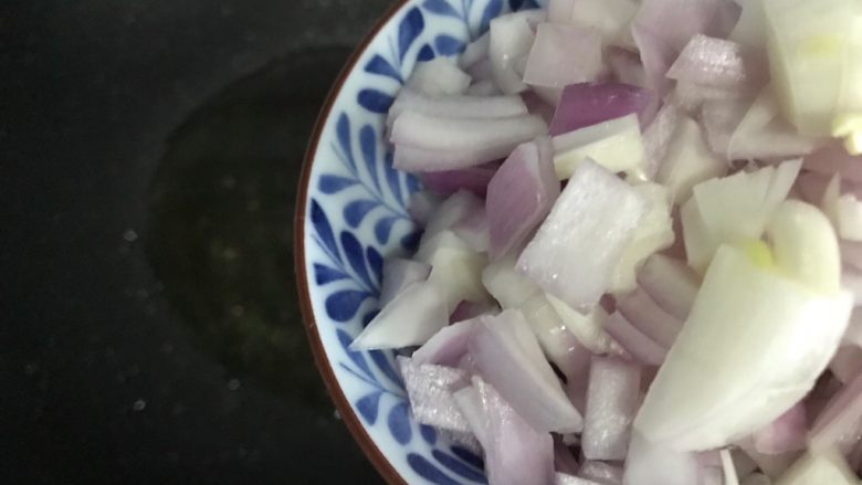 洋葱杏鲍菇孜然炒牛肉,锅内添适量食用油,下洋葱