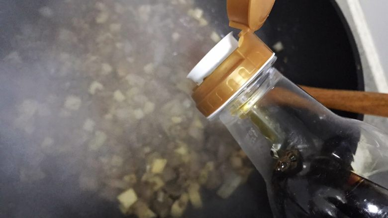 洋葱杏鲍菇孜然炒牛肉,待锅内汤汁差不多收紧,加适量生抽,翻炒均匀,即可
