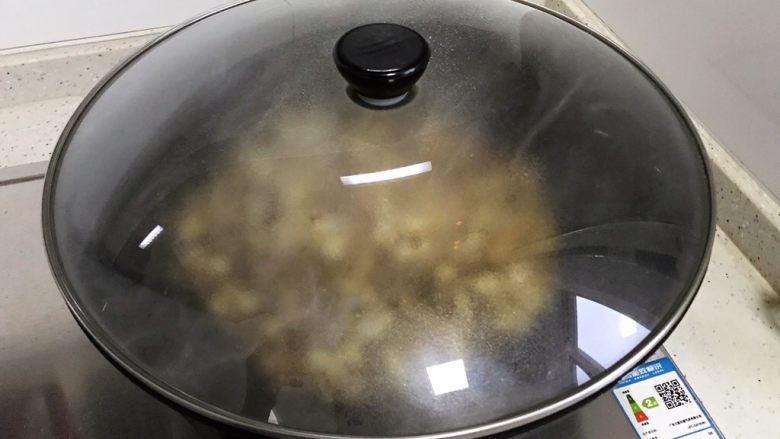 洋葱杏鲍菇孜然炒牛肉,盖上锅盖,转小火焖煮2分钟
