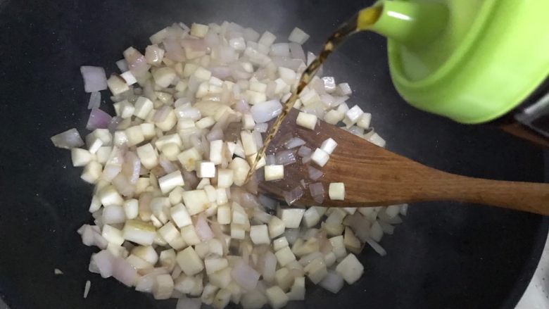 洋葱杏鲍菇孜然炒牛肉,加适量料酒,翻炒均匀