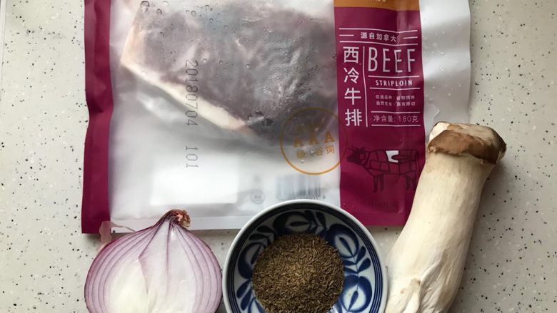 洋葱杏鲍菇孜然炒牛肉,首先我们准备好所有食材