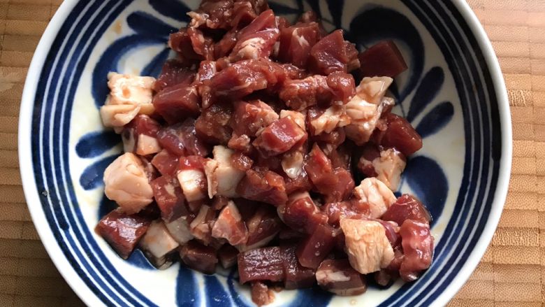 洋葱杏鲍菇孜然炒牛肉,抓均匀,腌制,备用