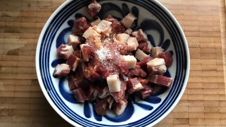 洋葱杏鲍菇孜然炒牛肉,<a style='color:red;display:inline-block;' href='/shicai/ 217'>牛排</a>冲洗一下之后切成小块,加少许料酒,生抽,一小勺细砂糖,几滴食用油