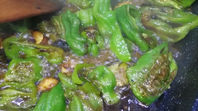 酸甜口虎皮青椒,加入醋,胡椒粉,生抽或者盐,或者两个都加,但要操控好度,加一点水,盖上盖子。