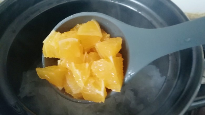 百变水果 苹果香橙银耳羹,下入砂锅内,根据自己的口味加入<a style='color:red;display:inline-block;' href='/shicai/ 866'>冰糖</a>,中小火煮10分钟关火。