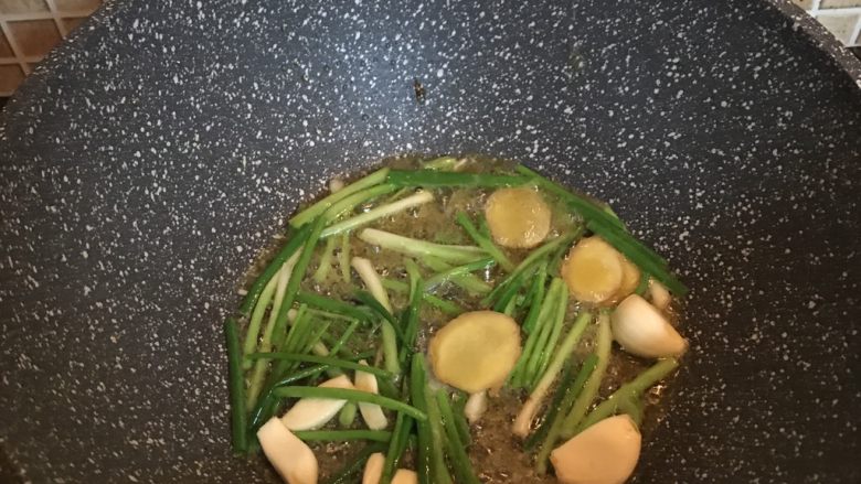 酸菜汪刺鱼,另起油锅放入葱姜蒜爆香